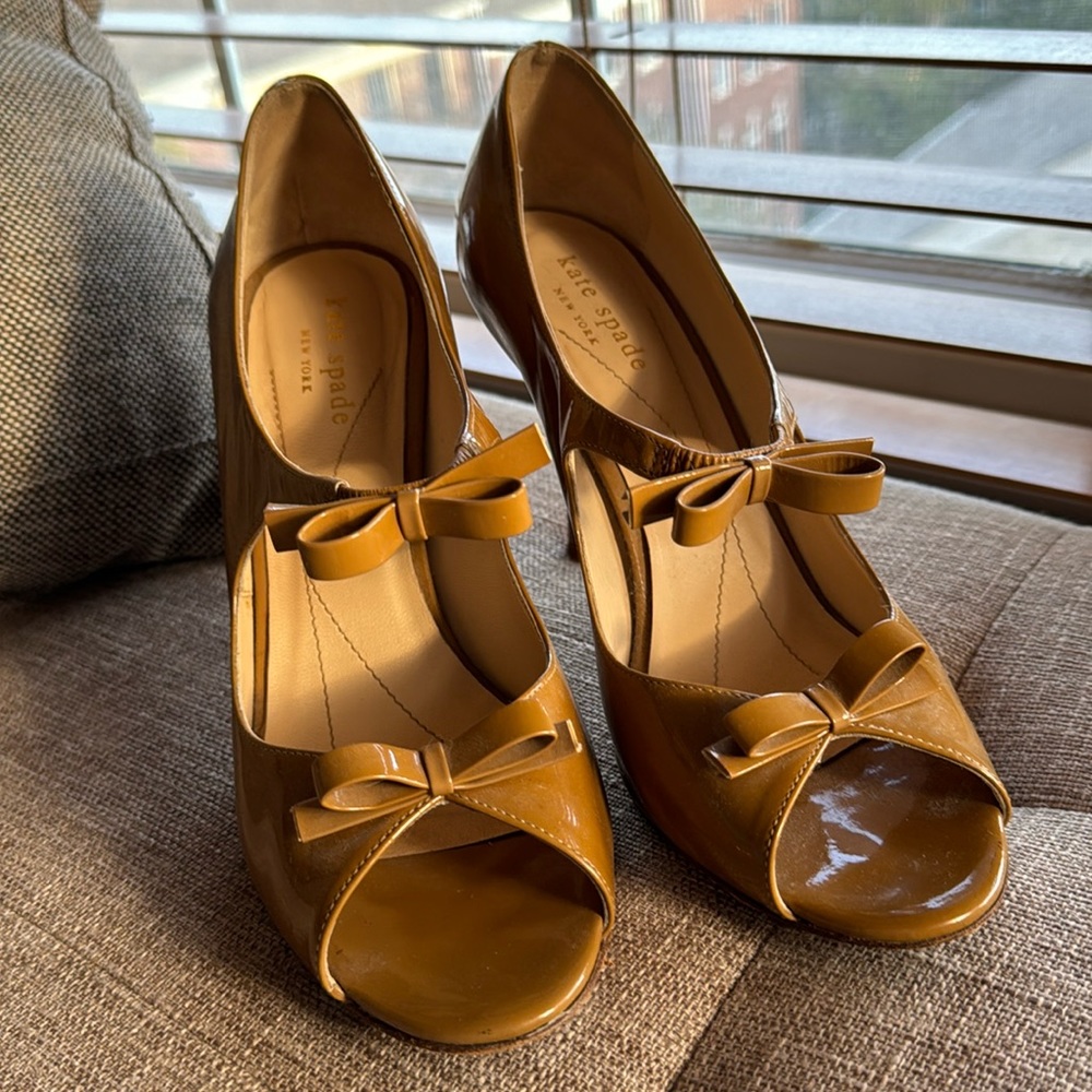 Kate spade patent bow tan pumps 7.5